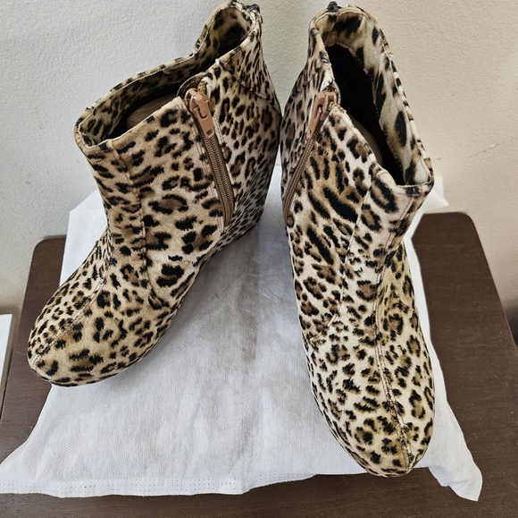 Leopard boots - Picture 1 of 3